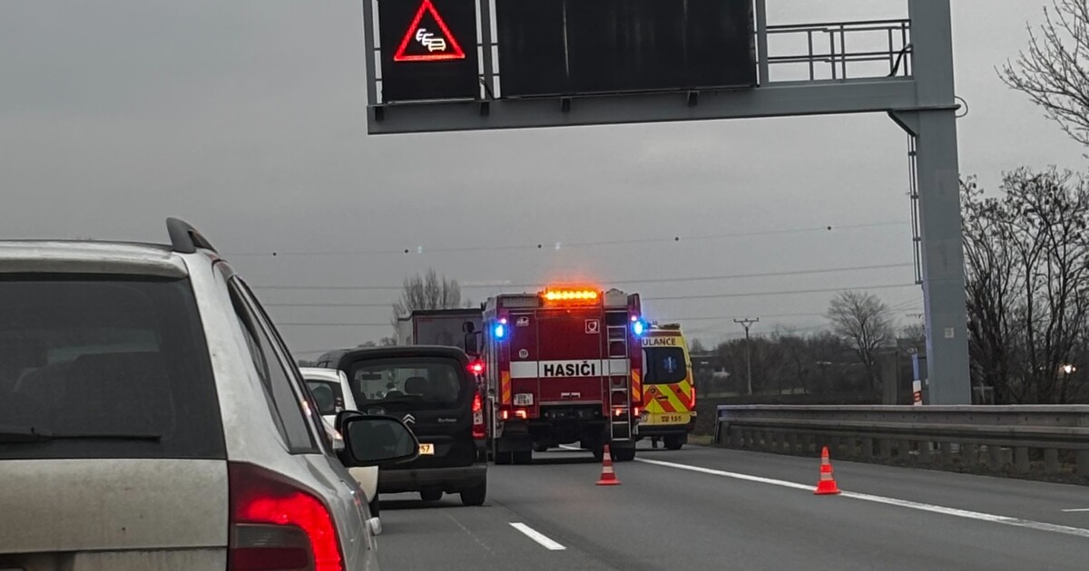 AKTUÁLNĚ: V odpoledních hodinách došlo k nehodě na D2 ve směru na Brno. Zastavila provoz na dálnici