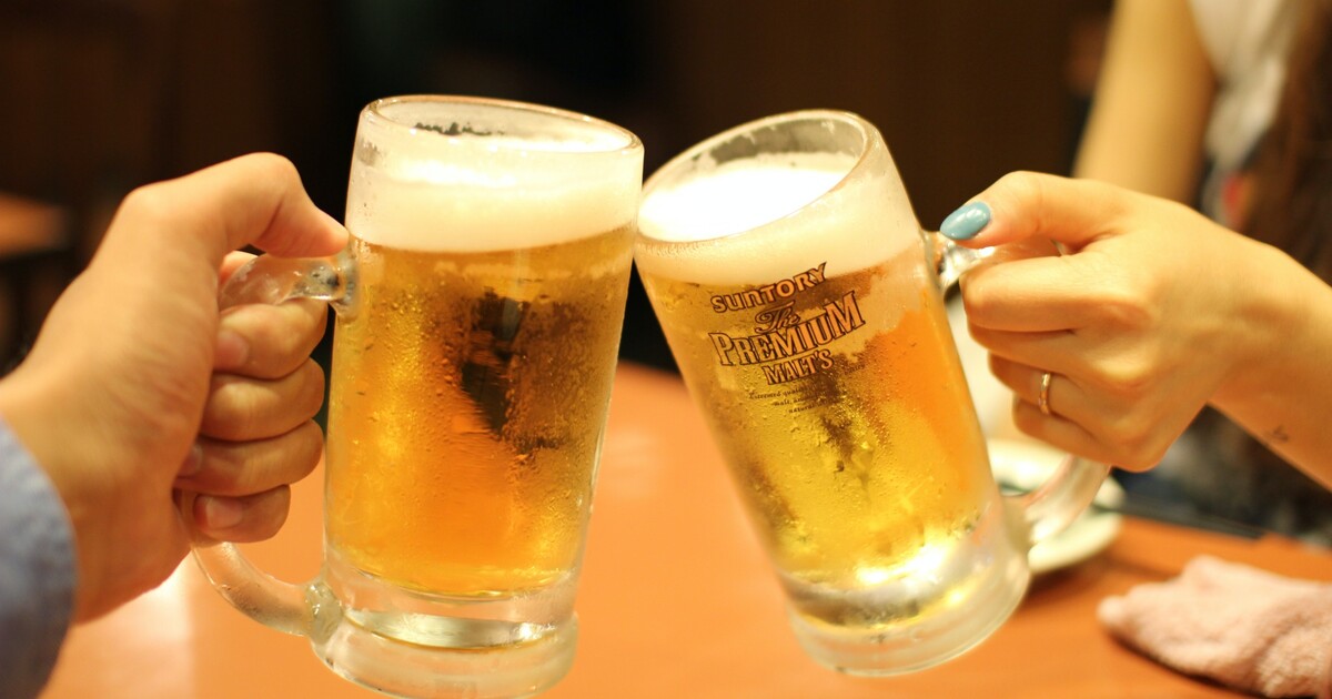 Alkohol v Česku pije 90 procent studentů, tvrdí průzkum. Kolik za něj měsíčně utratí?