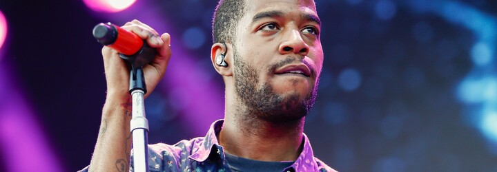 Kid Cudi odpálil šou v kvietkovaných šatách Off-White. Uctil si pamiatku Kurta Cobaina aj legendárneho komika