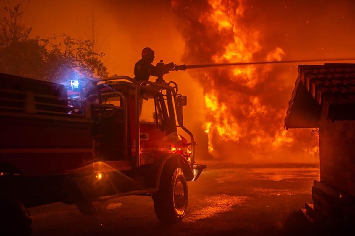 Hasiči počas hasenia lesného požiaru neďaleko dediny Saumos na juhozápade Francúzska. (12. september 2022)