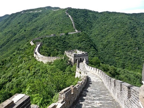 Jedním z nových sedmi divů světa je Velká čínská zeď. Víš, jaká je její celková délka, pokud sečteš všechny její větve?