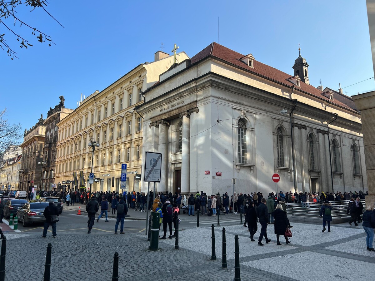 Zhruba prostředek fronty na rohu ulic Panská a Na Příkopě v dopoledních hodinách. 