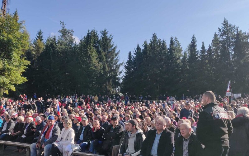 Spievajú a sú bez rúšok, policajný prezident im sľuboval prekvapenie. Na proteste v Rimavskej Sobote je vyše 2000 ľudí.