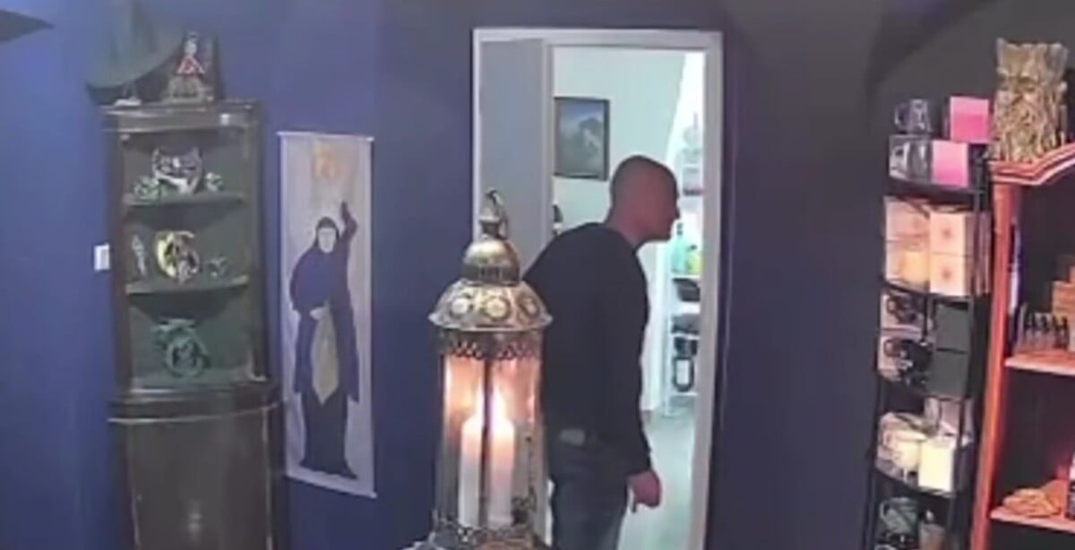 zlodej usmev