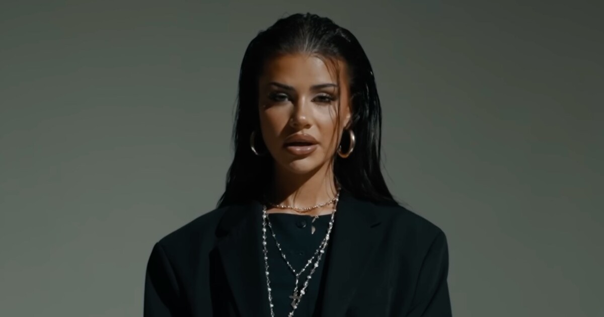 Domi Alagia zveřejnila emotivní nový song. Zpívá o rozvodu svých rodičů a těžkých momentech