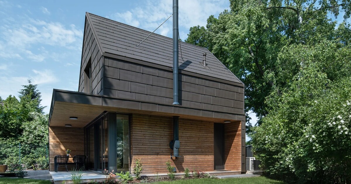 Lesní chata u Prahy je skvost. Páru vadil rachot tramvají ve městě, teď usíná za šumu stromů