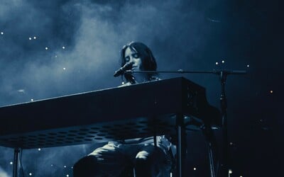 Billie Eilish ovládla Prahu. Během jejího koncertu emotivně vystoupil i slavný zpěvák
