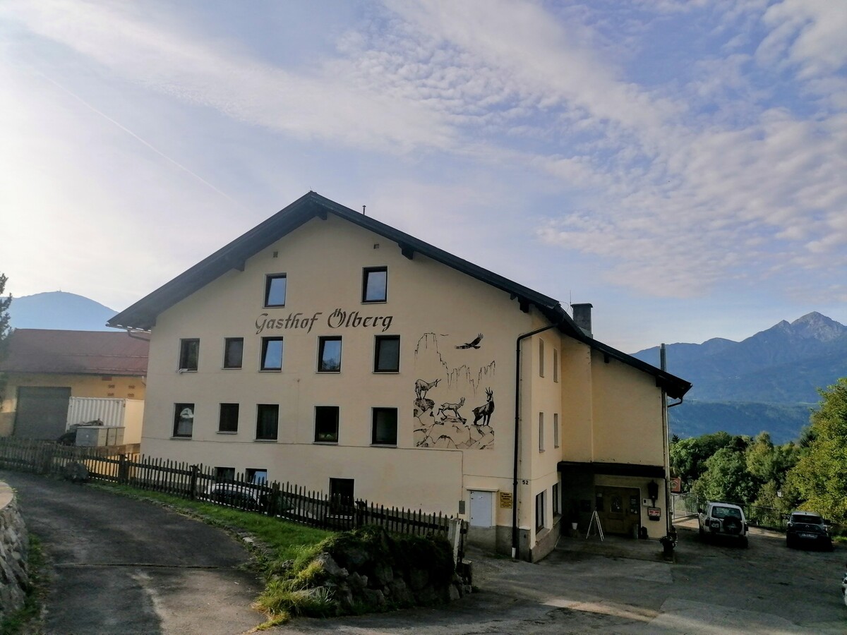 Ak navštíviš Innsbruck s cieľom chodiť na túry, určite si vyber jeden z penziónov na severnom svahu, čo najvyššie k horám.