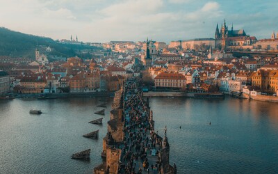 VIDEO: Apple natočil reklamu v Praze. Zavede tě do Kavárny Místo i na Právnickou fakultu Univerzity Karlovy.