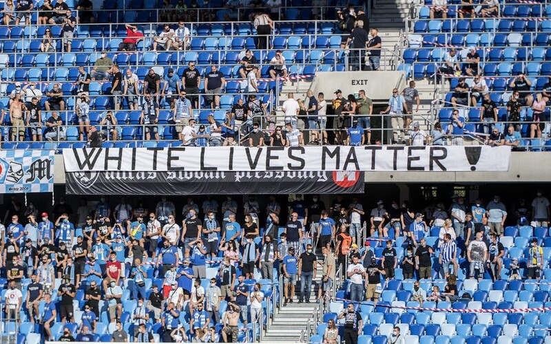 Futbalový Slovan dostal od disciplinárky pokutu 3-tisíc eur za rasistický nápis White Lives Matter.