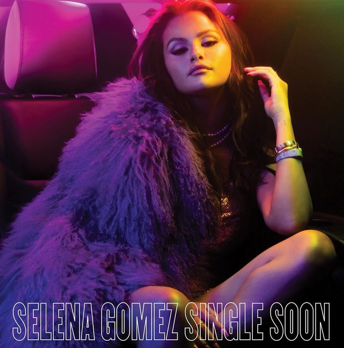 Selena je so single statusom v pohode. V najnovšom klipe k Single Soon si oblieka najlepšie šaty a užíva párty život.