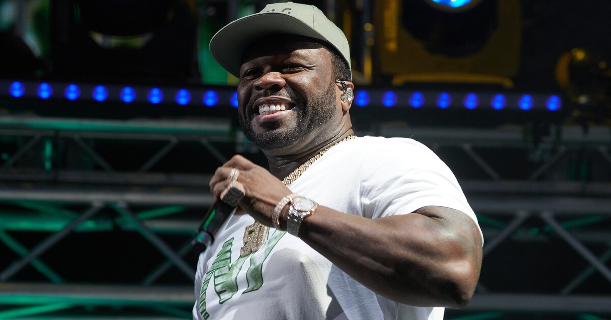 VIDEO: 50 Cent během koncertu naštvaně zahodil mikrofon. Zranil jím reportérku pod pódiem