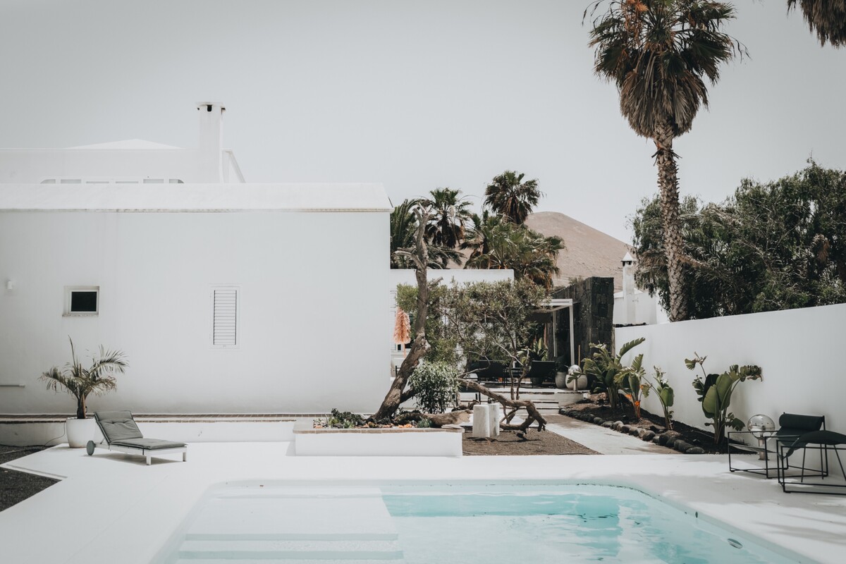 Villa Amonita má charakteristický vzhľad a atmosféru domov na ostrove Lanzarote.