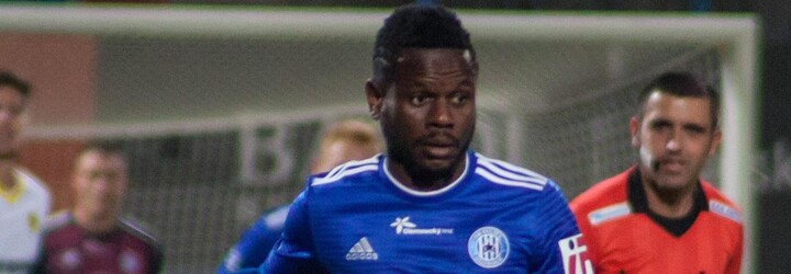 „Vstávaj, ty čierna opica,“ zakričal divák na futbalistu z českého tímu. Ten ho následne napadol