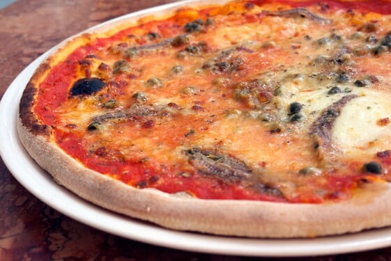 Aká surovina je typická pre pizzu Napoletana?