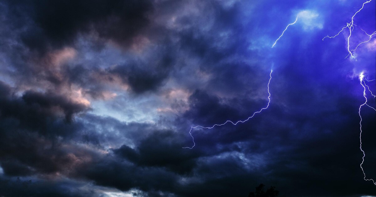 Na Česko se ženou bouřky s kroupami, přívalové deště a silný vítr