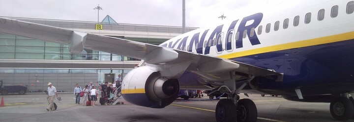 Na palube lietadla Ryanairu sa strhla skupinová bitka. Kapitán radšej núdzovo pristál, keď opitý muž osočoval staršiu ženu