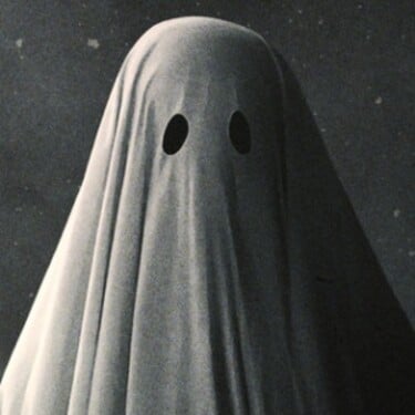 Ktorý známy herec sa ukrýval pod bielou plachtou v snímke A Ghost Story?