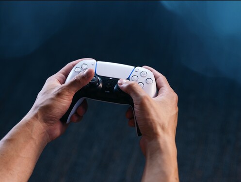 Pri hraní na PS5 vďaka jednej z funkcií ovládača DualSense ožíva aj prostredie. Ucítiš padať jemný dážď či praskanie snehu pri chôdzi. Tipneš si, vďaka akej funkcii? 