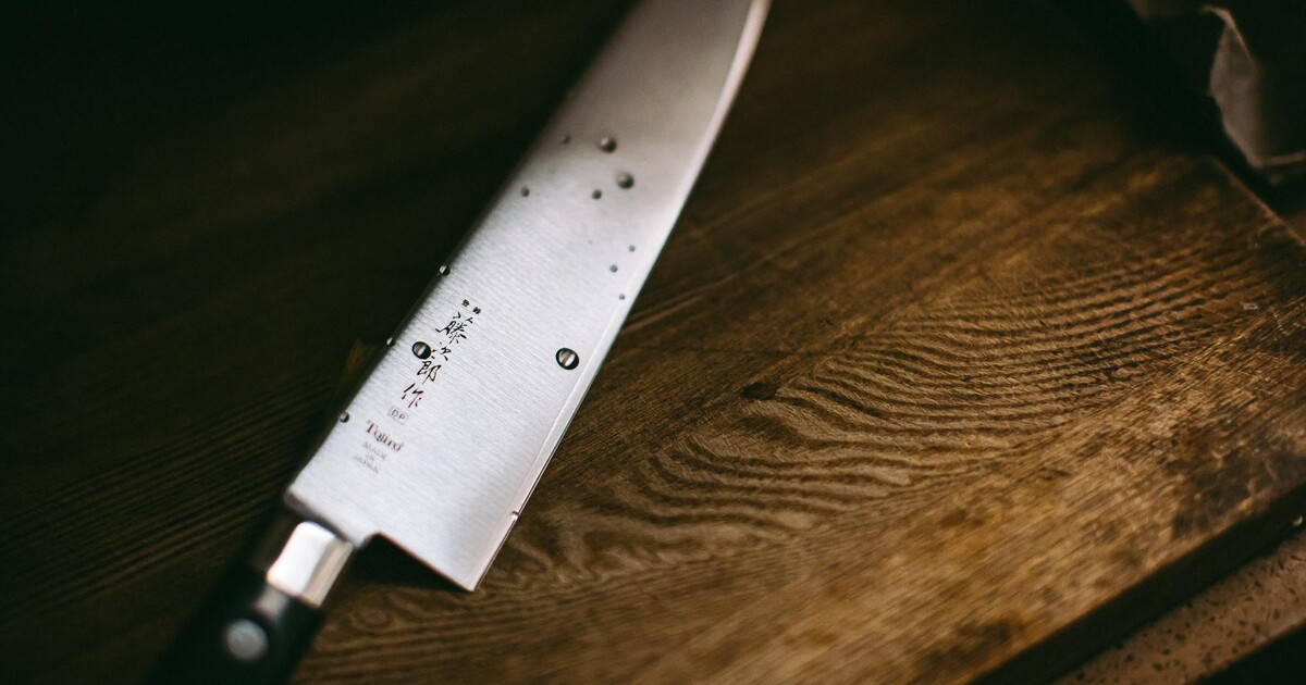 Muž v Brně žádal po ženě orální sex. Ta ho místo uspokojení pořezala