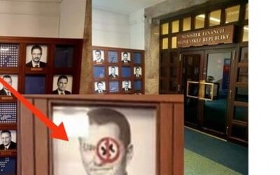 Na ministerstve financií niekto prelepil portrét Igora Matoviča protifašistickou nálepkou. Odstraňoval ju vraj sám minister.