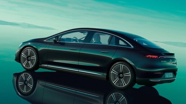 Vieš, koľko je stojí nový model Mercedes-Benz EQE 300 sedan v základnom stupni výbavy a výkonom 180 kW?
