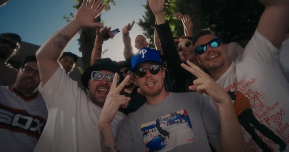 Paulie Garand a Tomba posílají ven letní novinku a všem ukazují své „špeky“