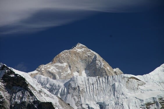 Poprvé byla tato hora zdolána 15. května 1955 a v seznamu nejvyšších hor ji najdeš na pátém místě. Jak se jmenuje?