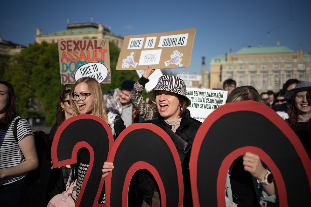 Akce „Chce to souhlas: pochod za 12 000 znásilněných ročně“.