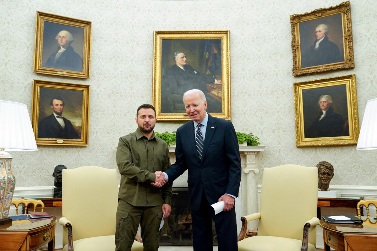 Americký prezident Joe Biden si podáva ruku s ukrajinským prezidentom Volodymyrom Zelenským počas ich stretnutia v Oválnej pracovni Bieleho domu vo Washingtone 21. septembra 2023.
