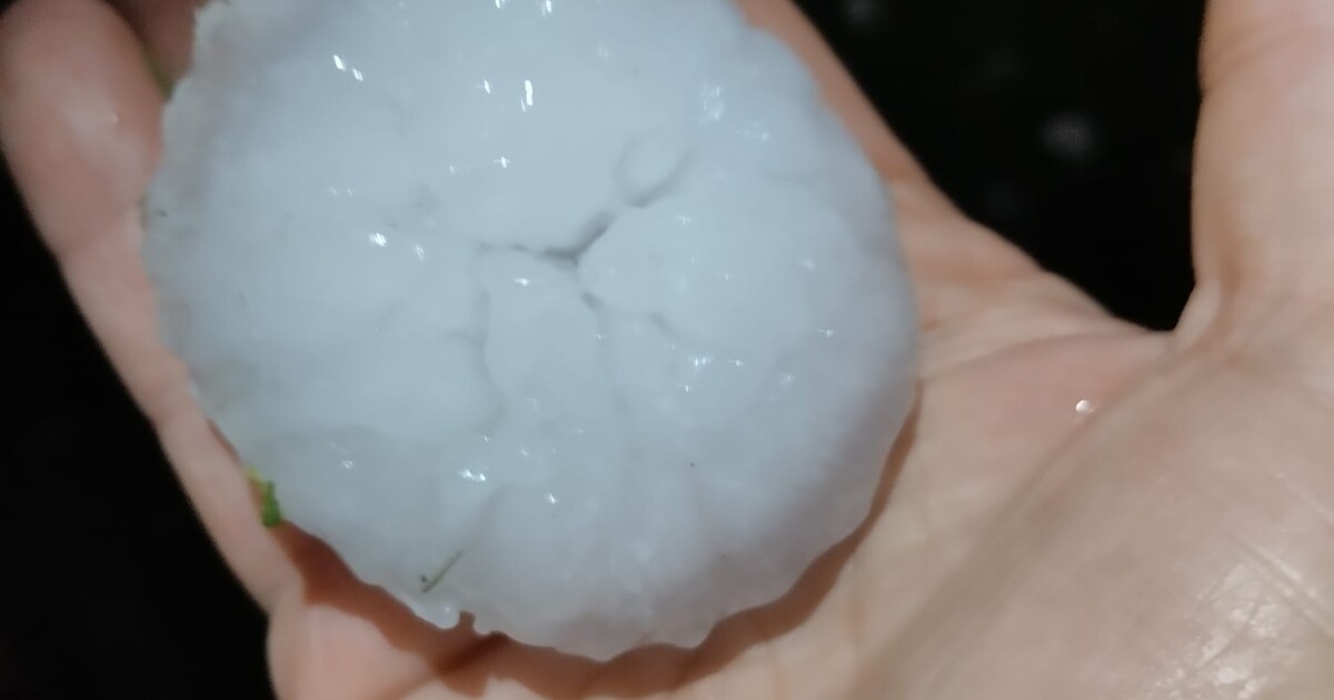 FOTO: Z nebe padaly tenisáky. Takto vypadalo krupobití v Česku