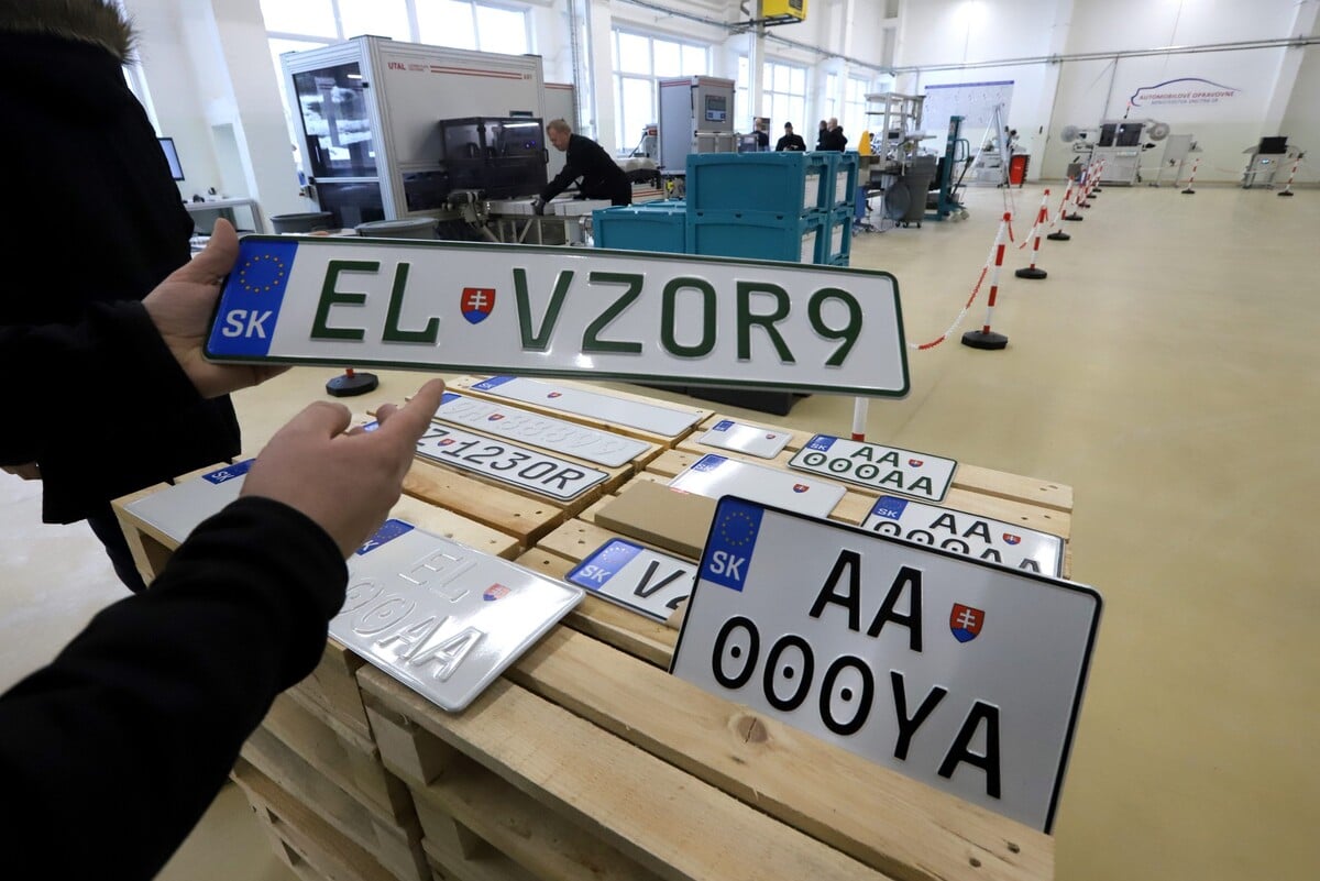 Na snímke výroba nových EČV (evidenčných čísiel vozidiel) v automobilových opravovniach MV SR v Banskej Bystrici 2. februára 2023. 