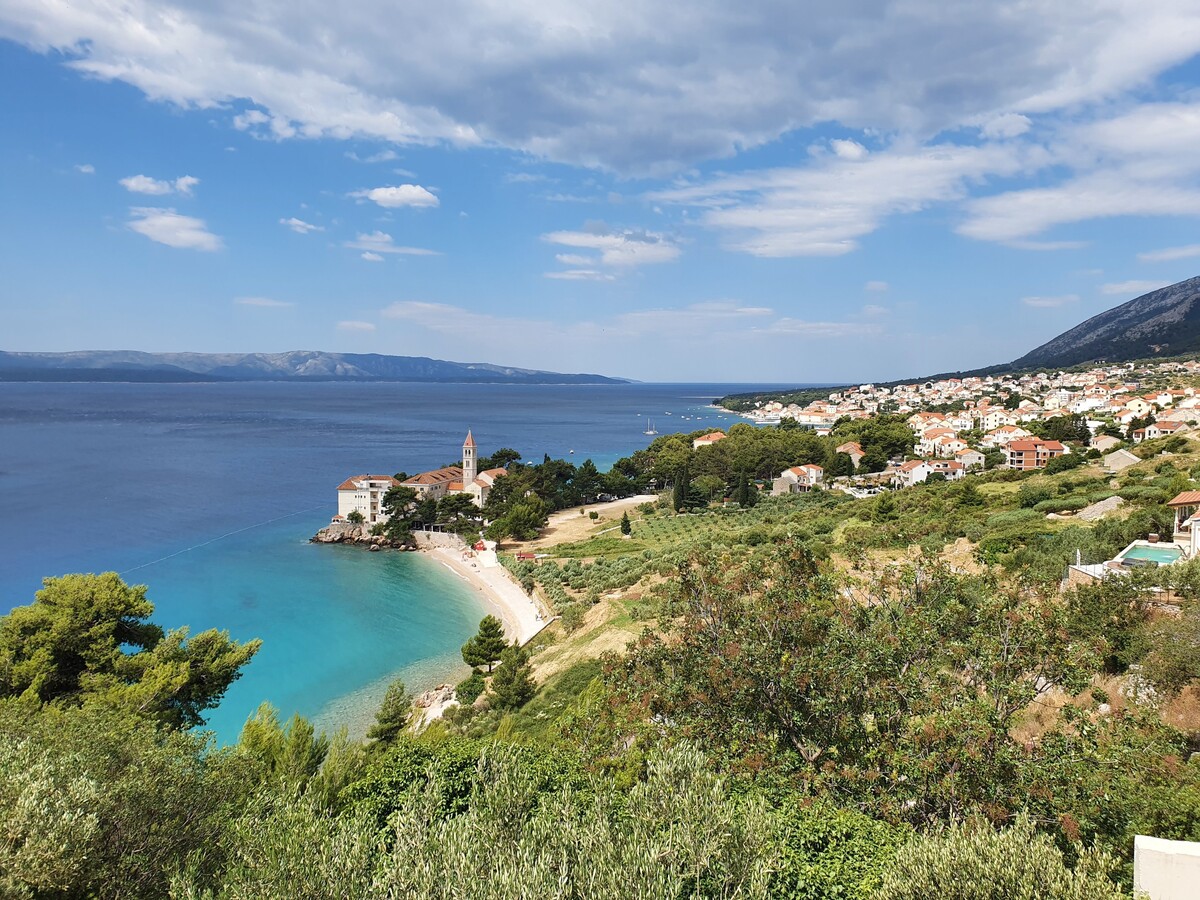 Vo vode na troch chorvátskych plážach zistili prítomnosť viacerých baktérií. Hygienici teraz pracujú na ich rýchlom znovuotvorení.