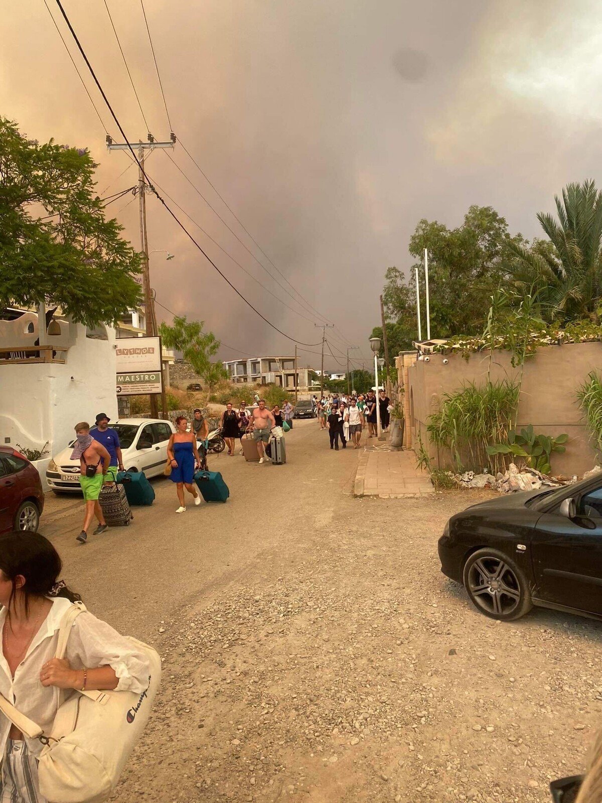 Evakuácia dovolenkárov na ostrove Rodos.