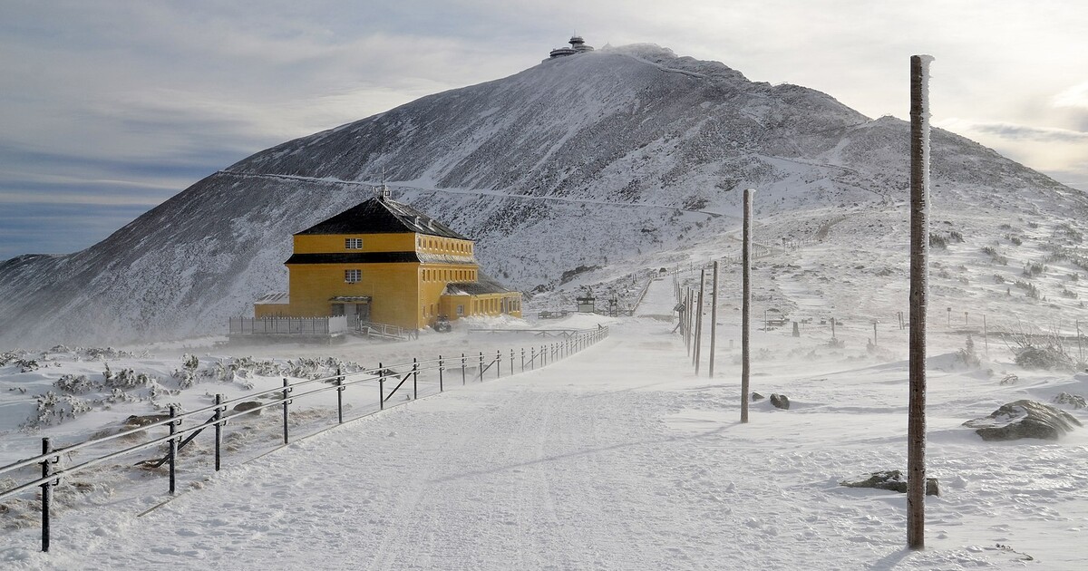 AKTUÁLNĚ: Na Sněžce řádí orkán. Nárazy větru dosahují rychlosti až 189 kilometrů v hodině