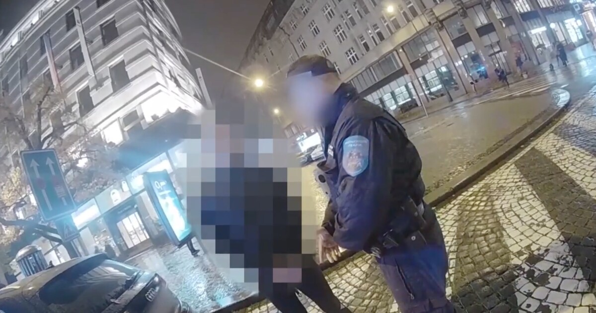 Pražští strážníci zveřejnili video z hádky s řidičem, která trvala 40 minut. Má jít o známou osobu