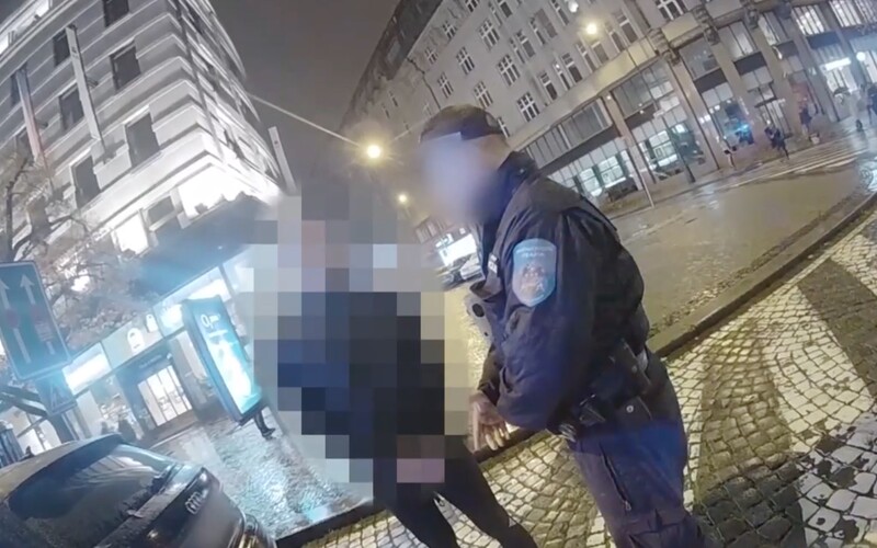 Pražští strážníci zveřejnili video z hádky s řidičem, která trvala 40 minut. Má jít o známou osobu.