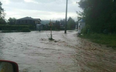 Ďalšou obeťou silných búrok je Humenné. Voda zatopila obývačky aj pivnice rodinných domov.