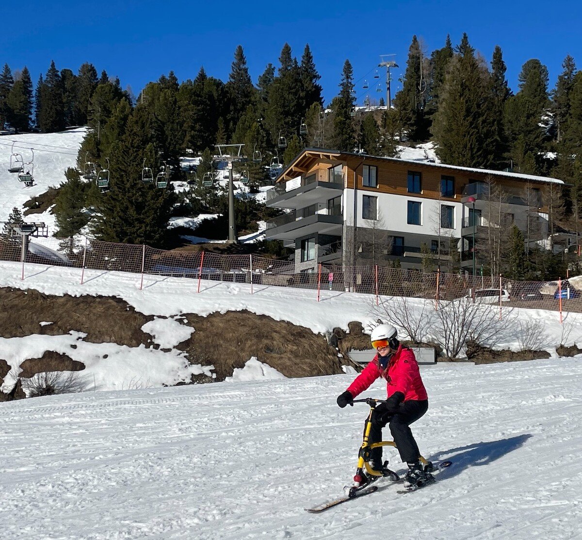Řítím se (zhruba rychlostí pět kilometrů za hodinu) poprvé v životě na snowbiku dolů po sjezdovce.