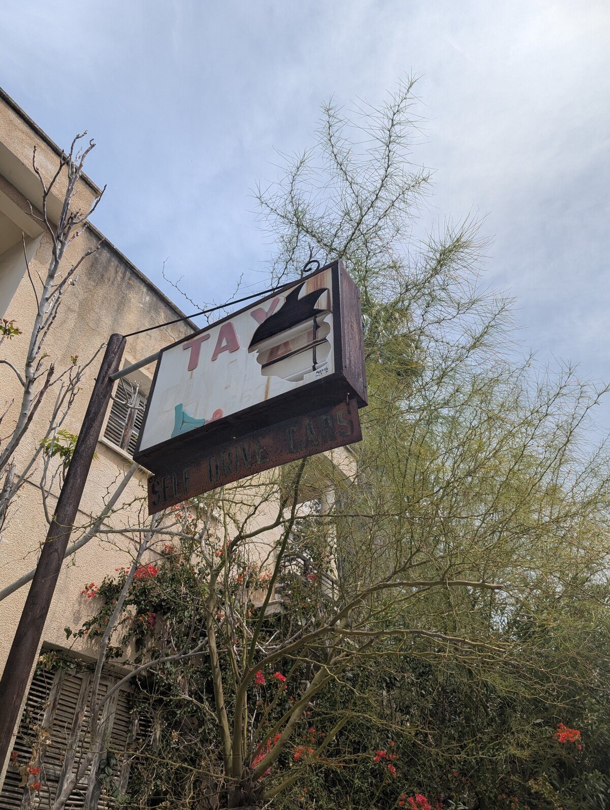 Téměř všude nerazíš na původní cedule a reklamy.