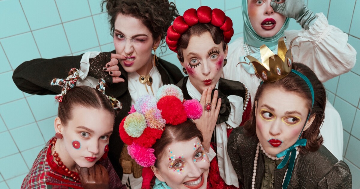 Video: Česko bude ve finále Eurovize. Podívej se na postupové vystoupení plné růžové a dlouhých copů