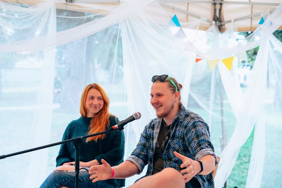 Michal Gabriš hovorí o tom, ako prepadol xenofóbii, počas diskusie Vyprávačky.