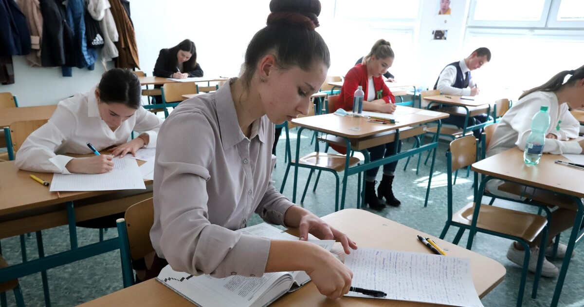 Maturity letos nezvládlo přes 12 procent studentů*studentek. „Úlohy byly nepřiměřeně náročné,“ tvrdí v peticích