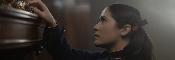 Filmy v srpnu: Přichází prequel hororu Sirotek, Planeta Praha nebo dokument o fotbalistovi Janu Kollerovi
