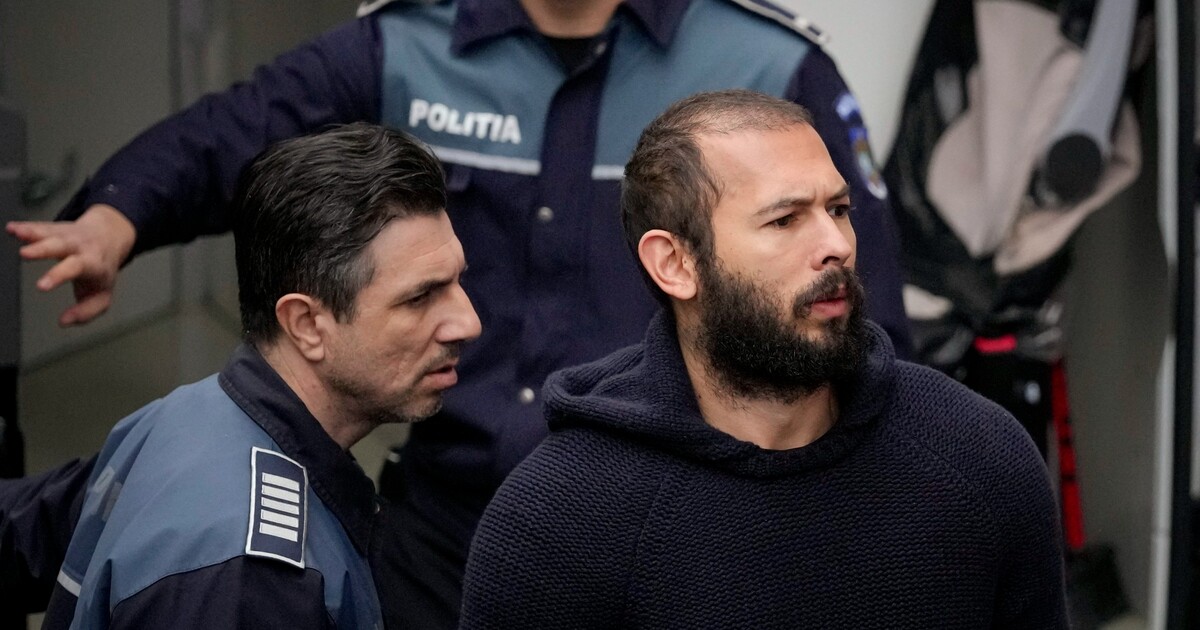 Soud obvinil Andrew Tatea ze znásilnění a obchodování s lidmi