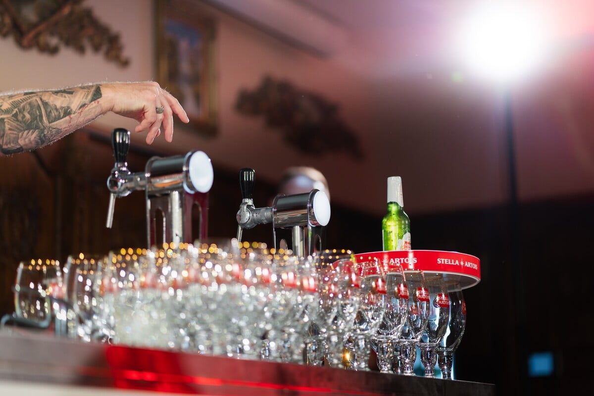 Stella Artois, pivo, čepování