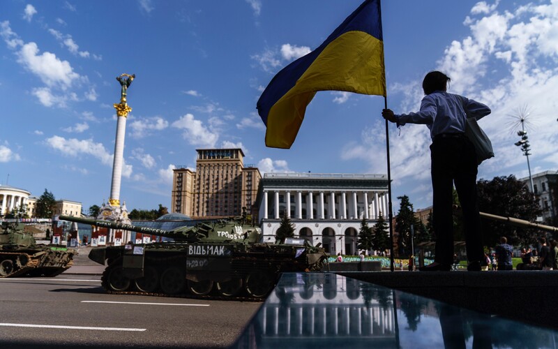 Ukrajina si pripomína Deň nezávislosti od ZSSR. Zelenskyj sa obáva intenzívnejších útokov Ruska, sľubuje „silnú odpoveď“.