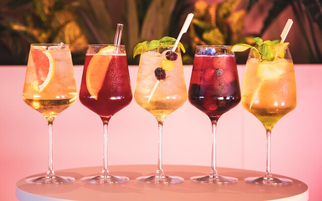 Miluješ vychladené prosecco počas letných večerov? 5 tipov na svieže drinky, ktoré ťa v duchu prenesú na dovolenku
