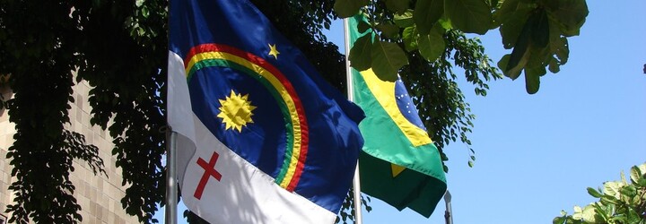 Muž v Kataru si spletl státní vlajku s LGBTQ+ vlajkou. Incident natočil novinář, policie mu mobil zabavila
