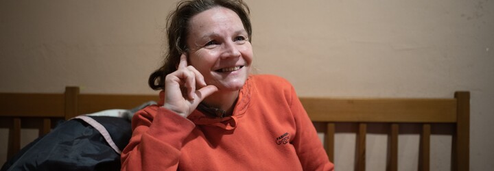 „Radši chodím sem, doma mám depresi.“ Strávili jsme předvolební večer v tanvaldské nádražce